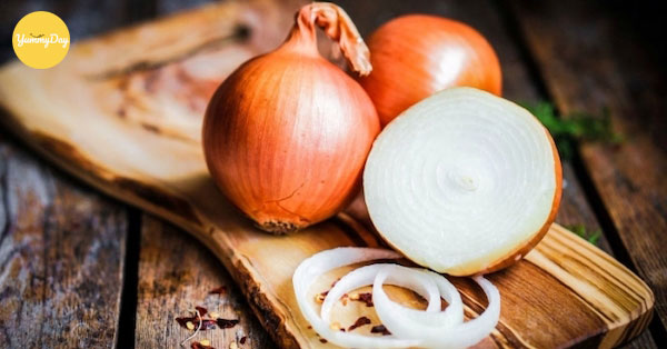 Nguyên liệu cần chuẩn bị cho món trứng cút xào hành tây.