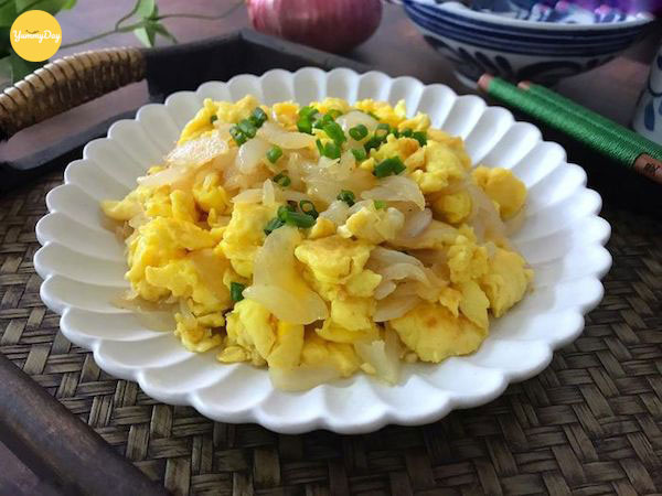 Hành tây xào trứng vô cùng dễ làm