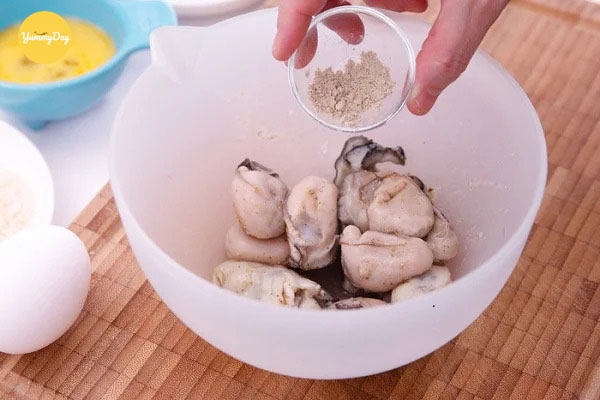 Ướp hàu với gia vị