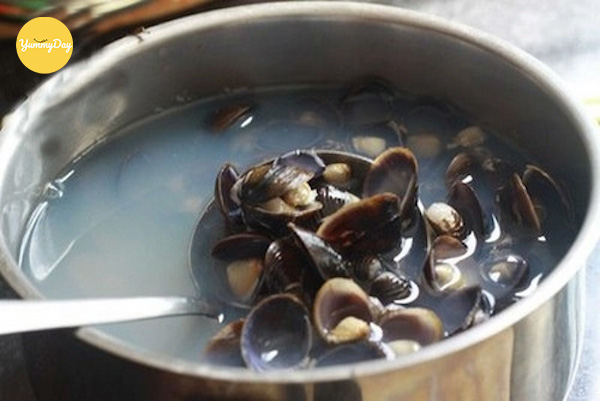 Sơ chế và luộc hến