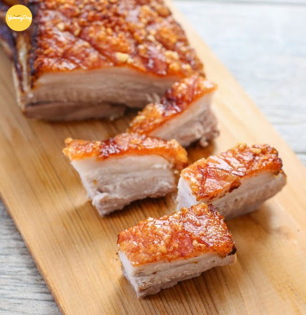 Chặt thịt thành từng miếng mỏng ăn kèm với cơm hoặc bánh hỏi