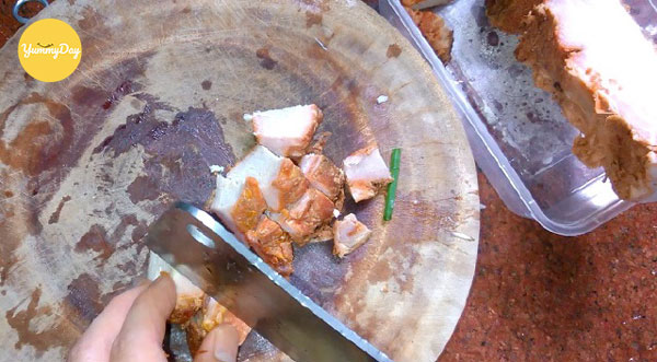 Cắt thịt heo quay thành miếng vừa ăn