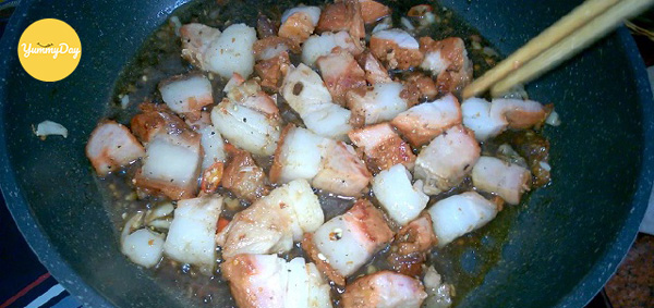Kho thịt heo trước nhé