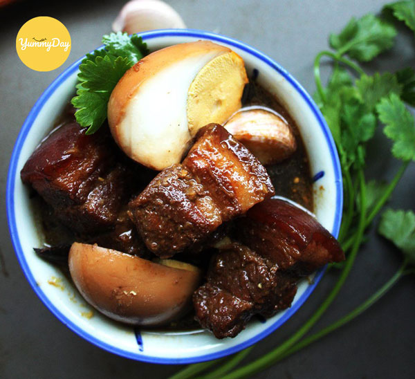 Kho heo quay với trứng
