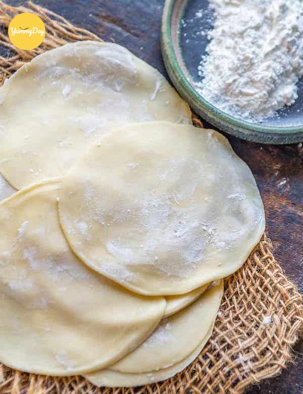Vỏ hoành thánh có thể mua ở chợ hoặc siêu thị