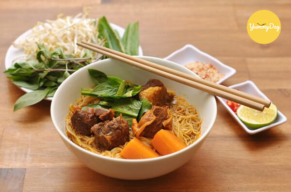 Nên ăn hủ tiếu bò kho kèm với rau thơm, hành tươi và chanh