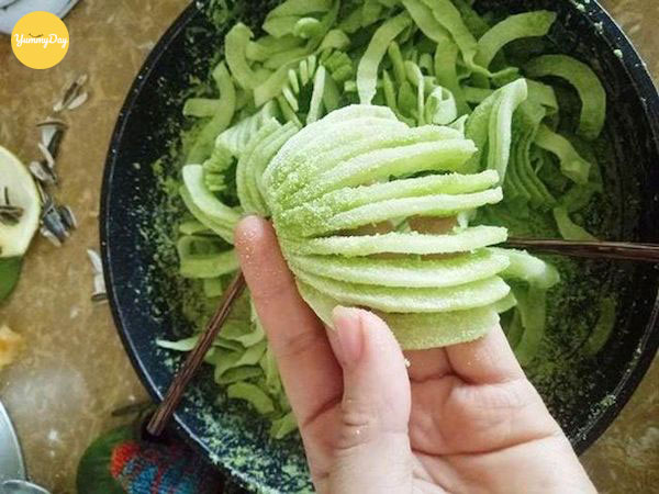 Uốn miếng dừa thành cánh hoa