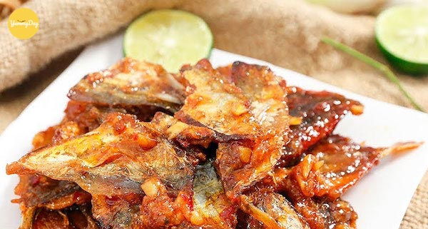 Xé cá chỉ vàng ra thành từng miếng nhỏ vừa ăn