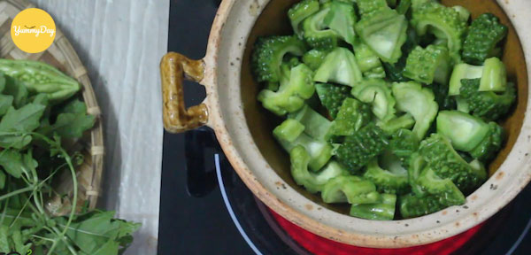 Tiến hành kho khổ qua