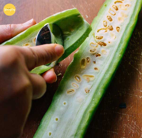 Bào và bỏ phần ruột của khổ qua