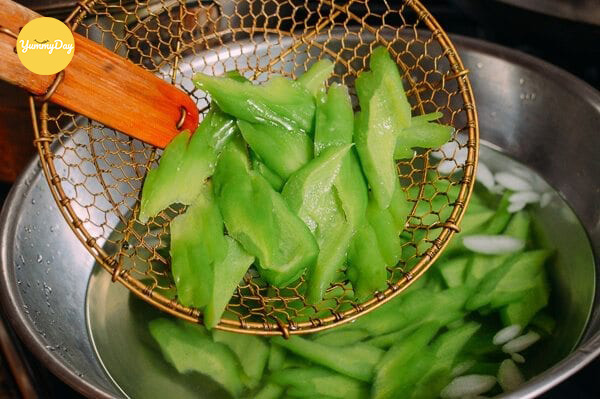 Sau khi ngâm khổ qua thì vớt ra để ráo
