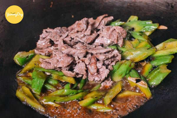 Cho khổ qua xào sau cùng và nêm nếm vừa miệng