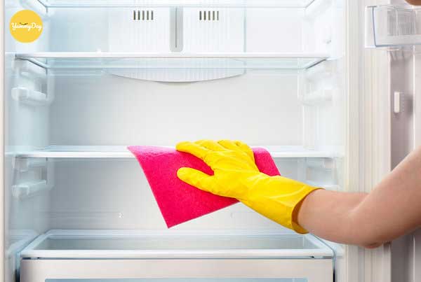 Nên dùng khăn mềm mịn để lau dọn tủ lạnh