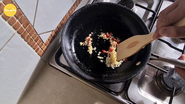 Phi hành và tỏi lên cho thơm