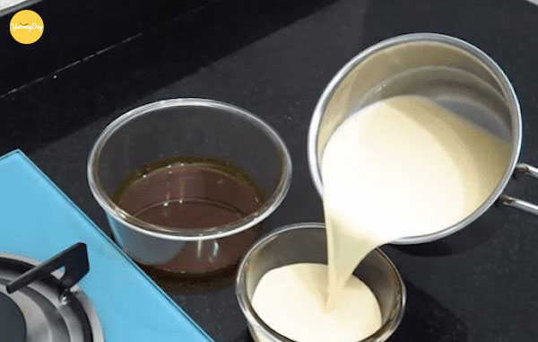 Đổ từ từ hỗn hợp làm bánh