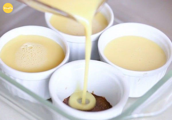 Đổ hỗn hợp bánh vào khuôn