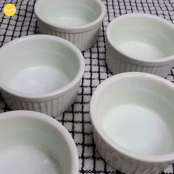 Quét đều bơ lạt vào trong khuôn bánh