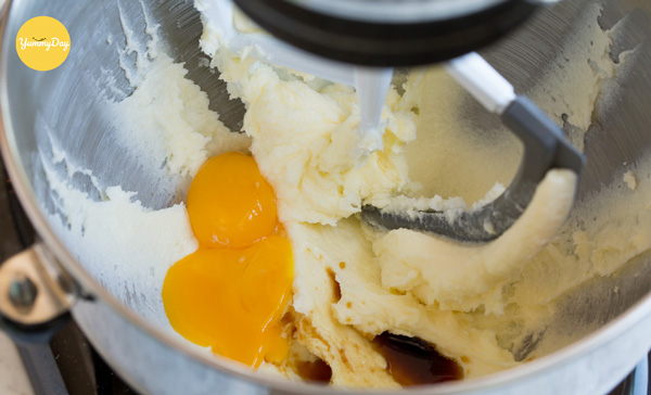 Cho vanilla và trứng gà vào hỗn hợp bột bánh