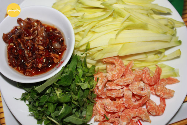Chuẩn bị nguyên liệu làm gỏi xoài xanh tôm khô
