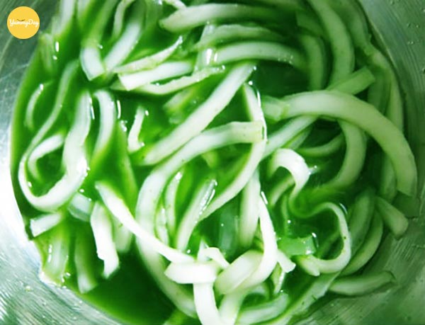 Trộn hỗn hợp ướp cơm dừa
