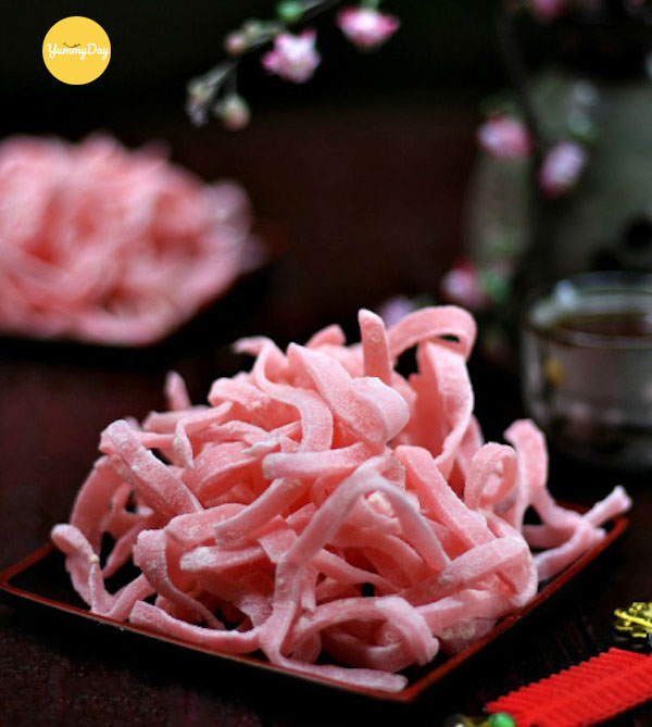 Cách làm mứt dừa màu hồng củ dền cũng đơn giản lắm nhé