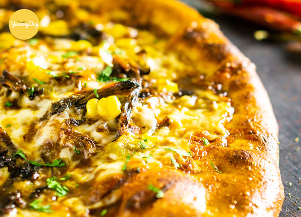 Các bước làm bánh pizza bò ngô xúc xích