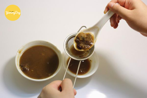 Lược qua rây lấy nước cốt me