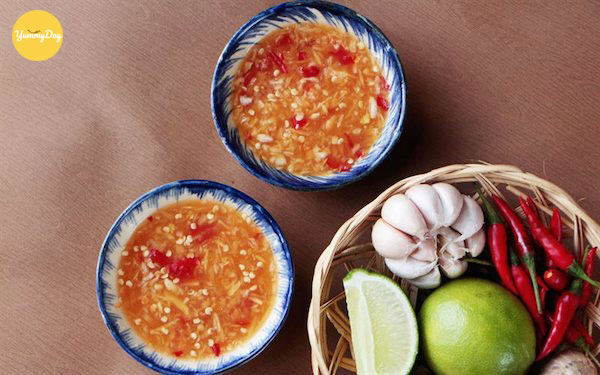 Nước chấm ăn kèm trứng gà nướng
