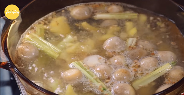 Nấu nước dùng thơm phức