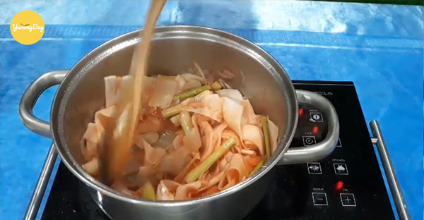 Cho măng chua vào xào trước