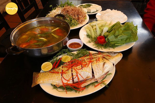 Món lẩu cá chép giòn đã hoàn thành chỉ sau vài bước đơn giản