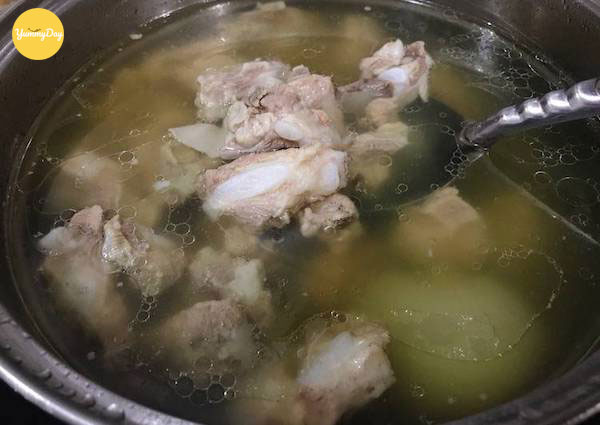 Nấu nước dùng xương