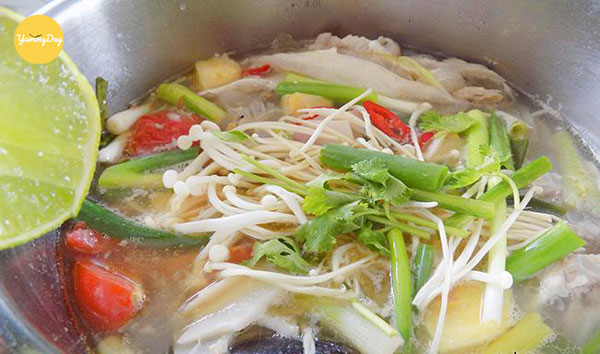 Chuẩn bị thưởng thức món lẩu cá hồi thôi