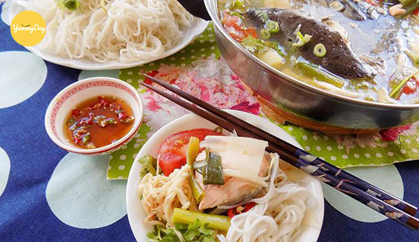 Lẩu cá hồi ăn kèm với bún tươi