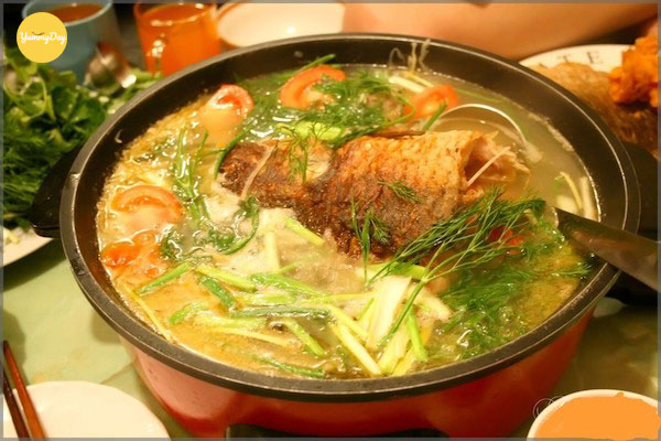 Ăn kèm chung với rau và bún thì món lẩu sẽ ngon hơn nhé!