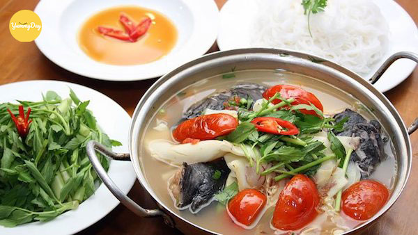 Cho đầu cá, xương cá vào nồi là xong nồi lẩu cá trê
