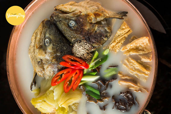 Lẩu cá hồi măng chua bốc khói nghi ngút chờ bạn thưởng thức
