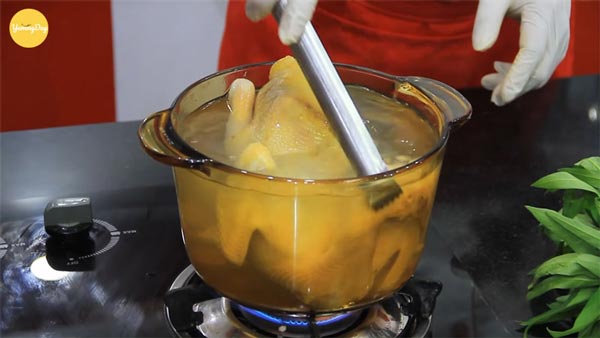Chần qua nước sôi để thịt gà săn hơn