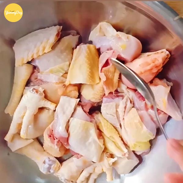 Chặt gà thành miếng vừa ăn