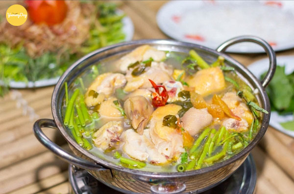Món lẩu gà chanh ớt có thể ăn kèm với bún hoặc mì tùy thích nhé!