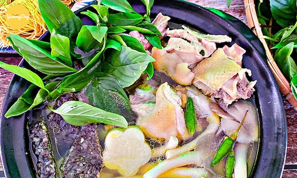 Thành phẩm lẩu gà lá é thơm ngon