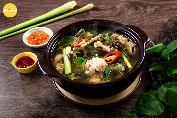 Lẩu gà lá giang chua chua thanh thanh rất ngon