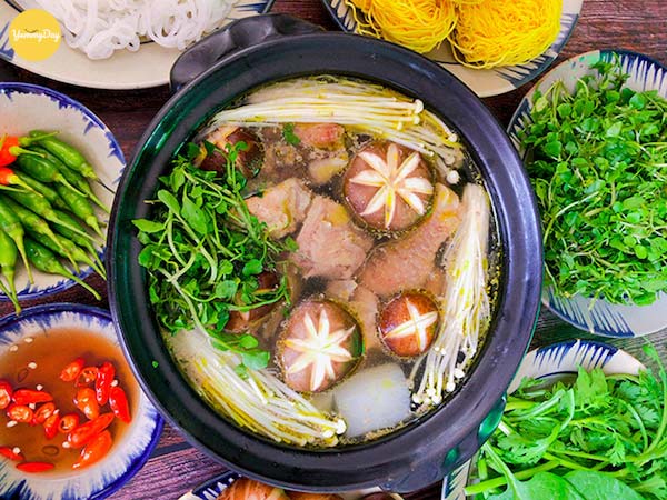 Lẩu gà đã sẵn sàng được ăn rồi