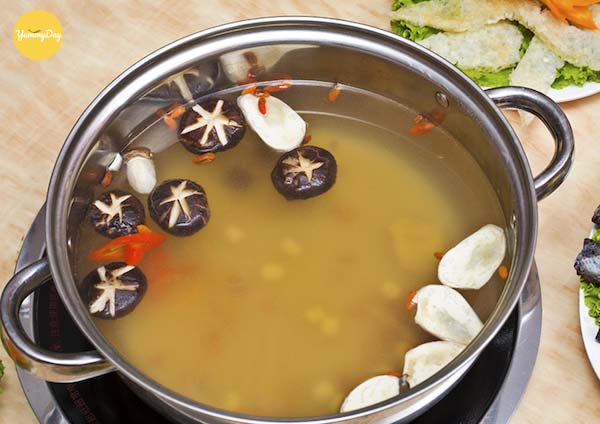 Nấu nước dùng gà