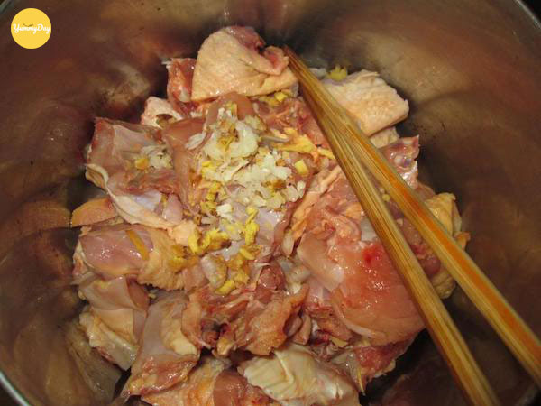 Ướp thịt gà