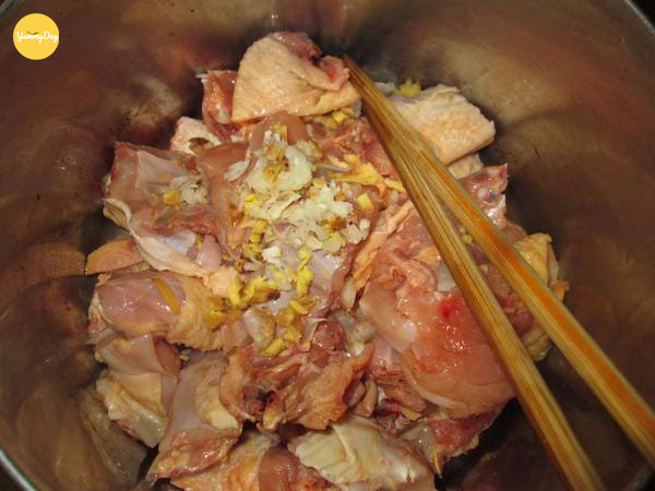 Thịt gà ướp khoảng 30 phút