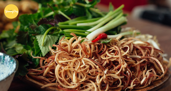 Rửa sạch các loại rau ăn kèm lẩu