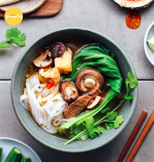 Dùng lẩu thái chay cùng với mì, bún, bánh phở, miến,...