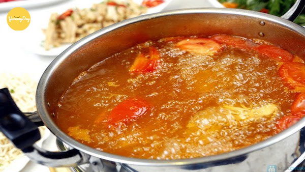 Làm nước lẩu tôm càng xiên chua cay