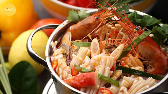 Thưởng thức món lẩu tôm càng xanh chua cay thơm ngon